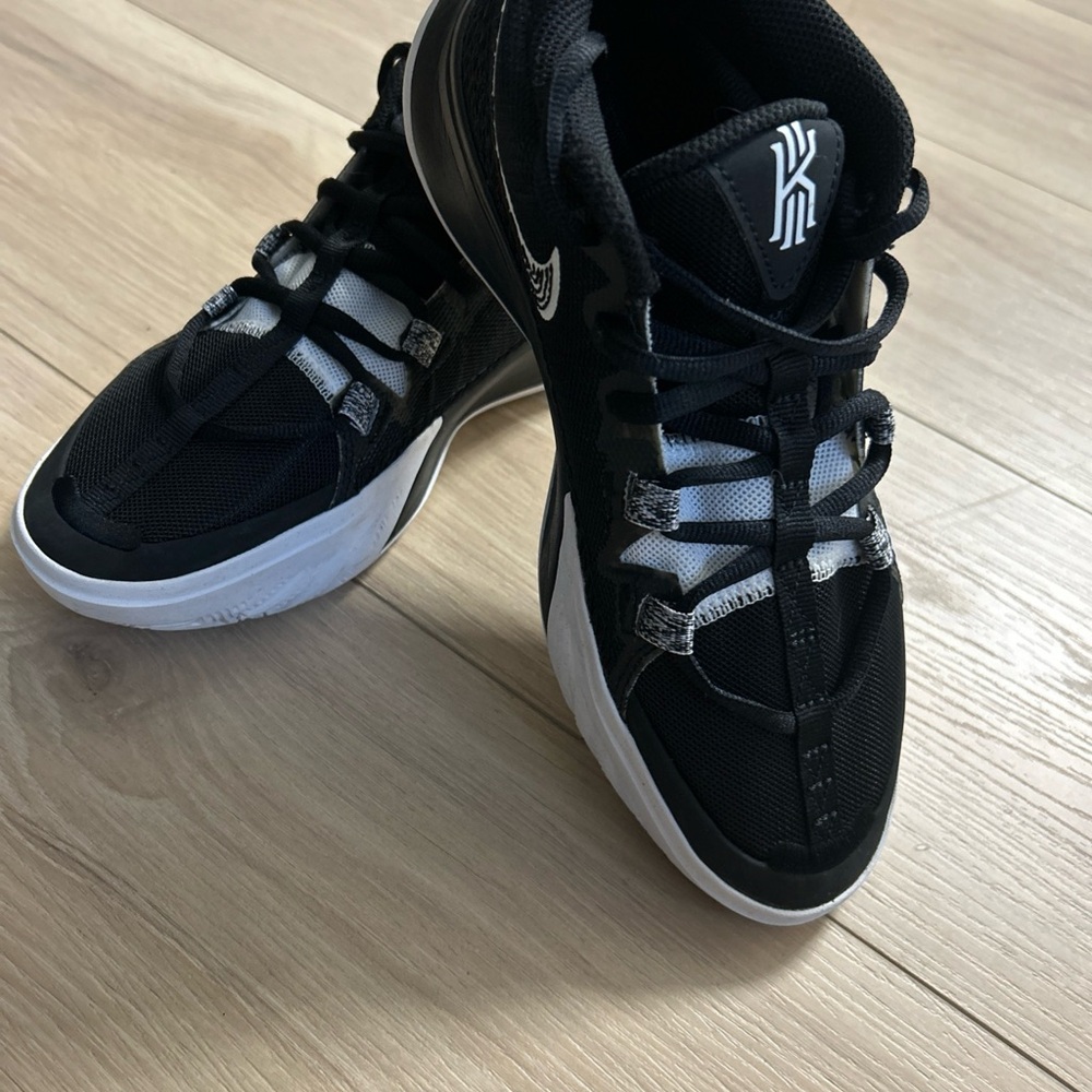 Nike Kyrie Black White Low Top Athletic Basketball Sneakers Boys Size 5.5 Y - Picture 9 of 11